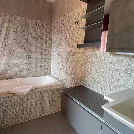T3 Proche Du Avec Terrasse, Jardin, Et Stationnements Prives - - Fr-1-555-91 *