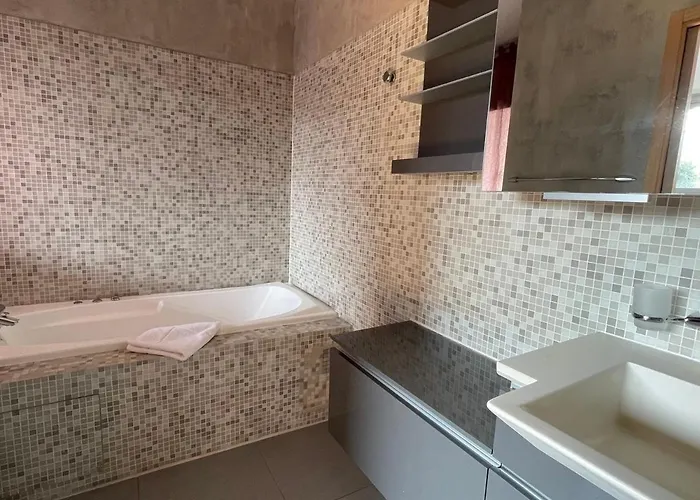 T3 Avec Terrasse, Parking Et Animaux Permis - Fr-1-555-91 *